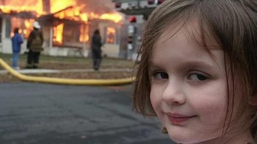 Menina do meme em frente a chamas revela história por detrás de seu sorriso: “incêndio controlado”